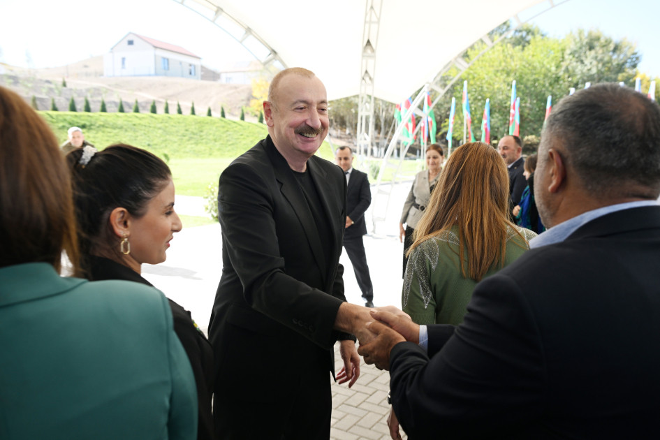 Prezident İlham Əliyev Cəbrayıl rayonunun Horovlu kəndinin sakinlərinə mənzillərin açarlarını təqdim edib<font color='red'> - YENİLƏNƏCƏK</font><font color=red> - FOTOLAR</font>