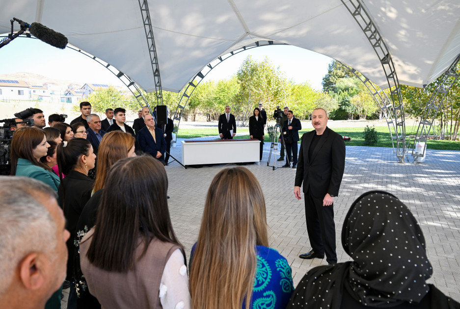 Prezident İlham Əliyev Cəbrayıl rayonunun Horovlu kəndinin sakinlərinə mənzillərin açarlarını təqdim edib<font color='red'> - YENİLƏNƏCƏK</font><font color=red> - FOTOLAR</font>