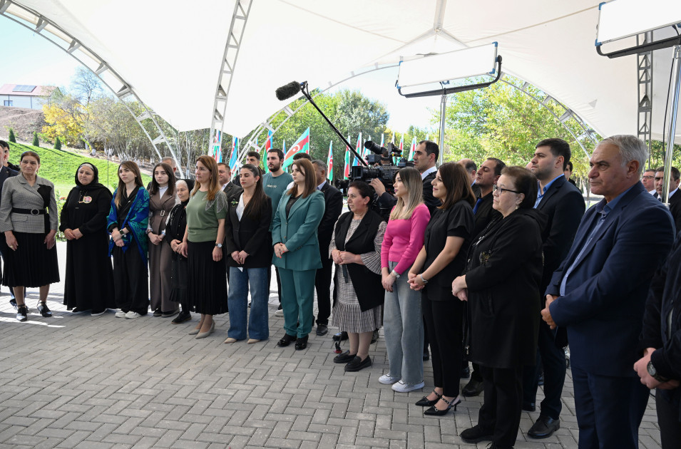 Prezident İlham Əliyev Cəbrayıl rayonunun Horovlu kəndinin sakinlərinə mənzillərin açarlarını təqdim edib<font color='red'> - YENİLƏNƏCƏK</font><font color=red> - FOTOLAR</font>