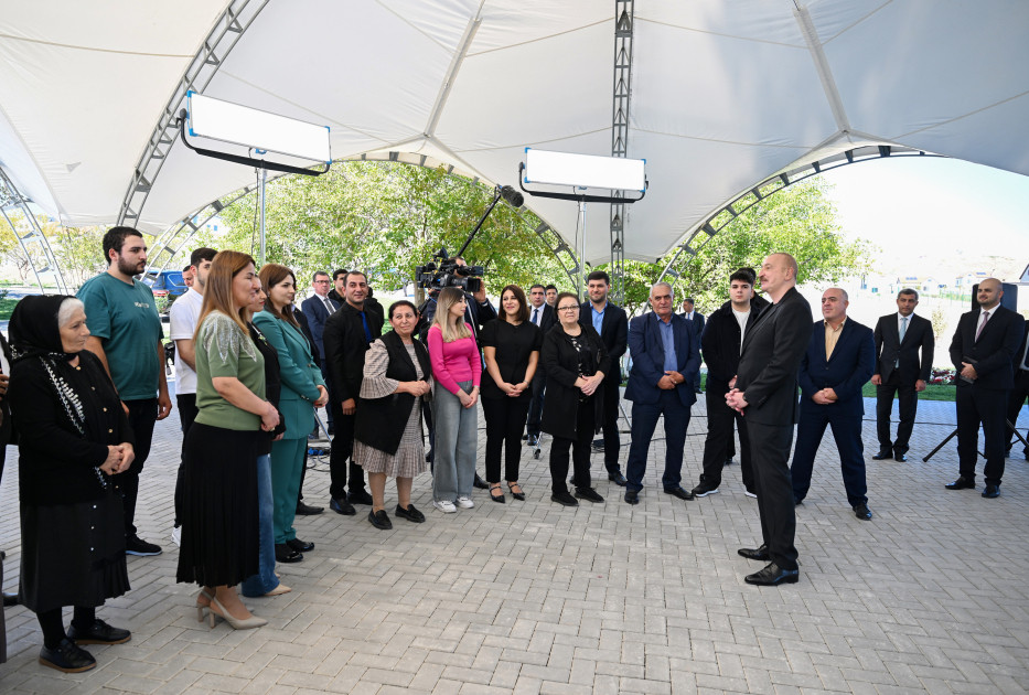 Prezident İlham Əliyev Cəbrayıl rayonunun Horovlu kəndinin sakinlərinə mənzillərin açarlarını təqdim edib<font color='red'> - YENİLƏNƏCƏK</font><font color=red> - FOTOLAR</font>