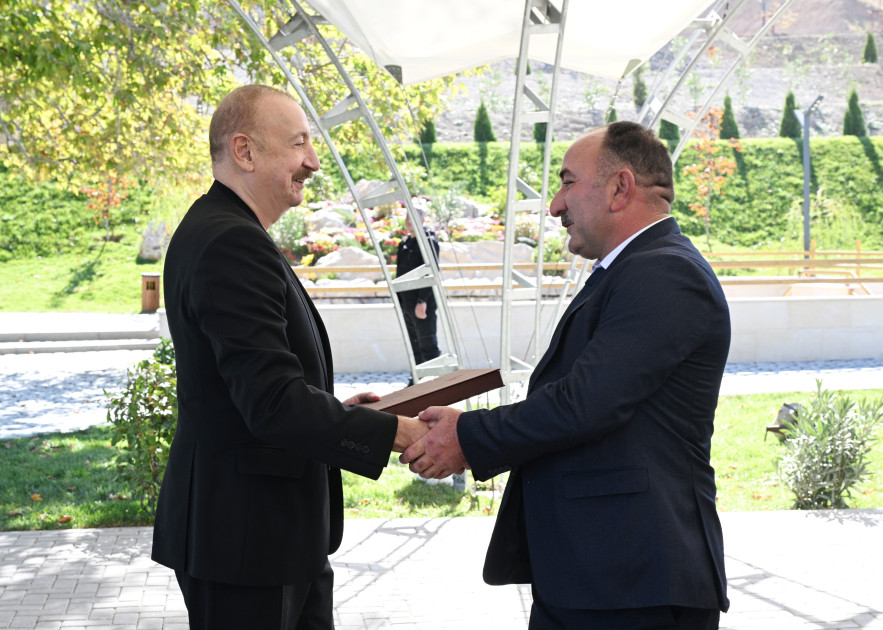 Prezident İlham Əliyev Cəbrayıl rayonunun Horovlu kəndinin sakinlərinə mənzillərin açarlarını təqdim edib<font color='red'> - YENİLƏNƏCƏK</font><font color=red> - FOTOLAR</font>