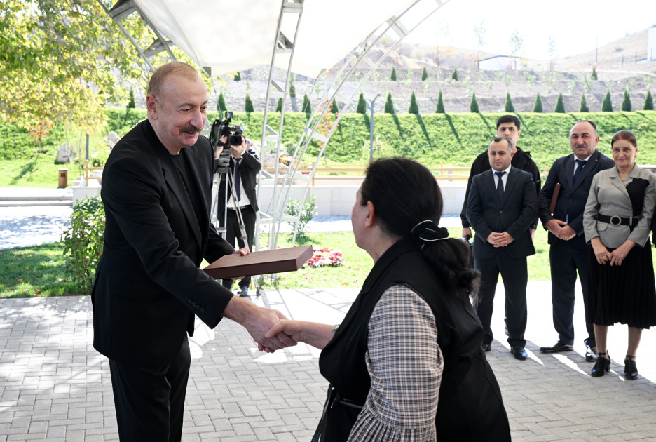 Prezident İlham Əliyev Cəbrayıl rayonunun Horovlu kəndinin sakinlərinə mənzillərin açarlarını təqdim edib<font color='red'> - YENİLƏNƏCƏK</font><font color=red> - FOTOLAR</font>