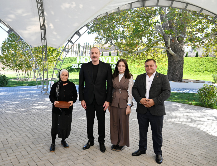 Prezident İlham Əliyev Cəbrayıl rayonunun Horovlu kəndinin sakinlərinə mənzillərin açarlarını təqdim edib<font color='red'> - YENİLƏNƏCƏK</font><font color=red> - FOTOLAR</font>