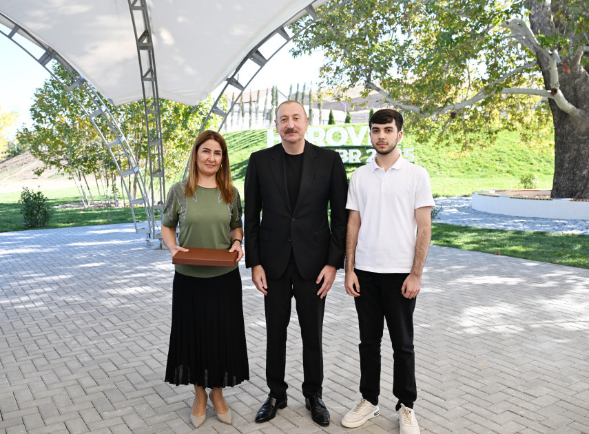 Prezident İlham Əliyev Cəbrayıl rayonunun Horovlu kəndinin sakinlərinə mənzillərin açarlarını təqdim edib<font color='red'> - YENİLƏNƏCƏK</font><font color=red> - FOTOLAR</font>