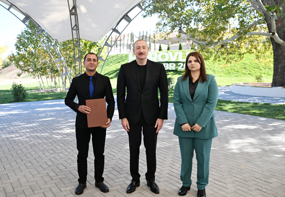 Prezident İlham Əliyev Cəbrayıl rayonunun Horovlu kəndinin sakinlərinə mənzillərin açarlarını təqdim edib<font color='red'> - YENİLƏNƏCƏK</font><font color=red> - FOTOLAR</font>