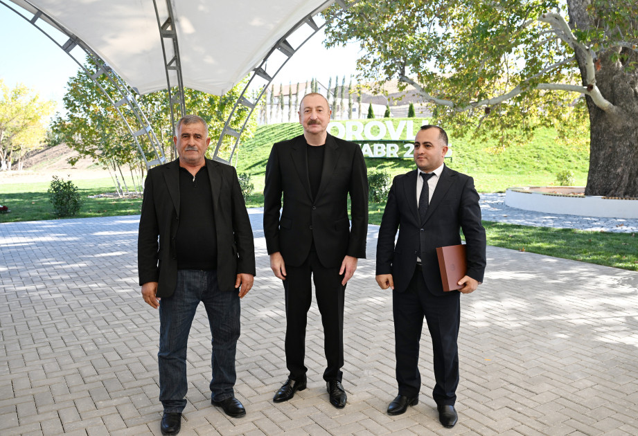 Prezident İlham Əliyev Cəbrayıl rayonunun Horovlu kəndinin sakinlərinə mənzillərin açarlarını təqdim edib<font color='red'> - YENİLƏNƏCƏK</font><font color=red> - FOTOLAR</font>