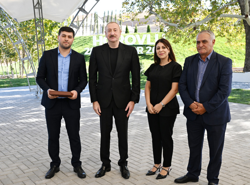 Prezident İlham Əliyev Cəbrayıl rayonunun Horovlu kəndinin sakinlərinə mənzillərin açarlarını təqdim edib<font color='red'> - YENİLƏNƏCƏK</font><font color=red> - FOTOLAR</font>