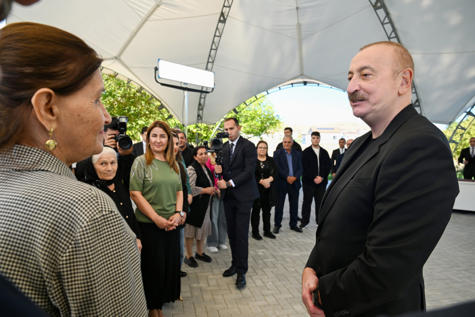 Prezident İlham Əliyev Cəbrayıl rayonunun Horovlu kəndinin sakinlərinə mənzillərin açarlarını təqdim edib<font color='red'> - YENİLƏNƏCƏK</font><font color=red> - FOTOLAR</font>