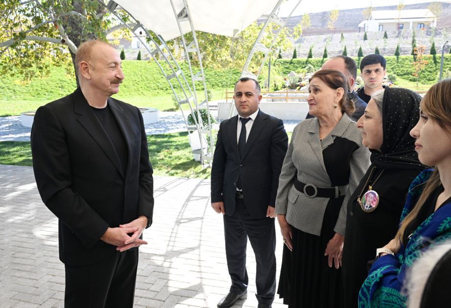 Prezident İlham Əliyev Cəbrayıl rayonunun Horovlu kəndinin sakinlərinə mənzillərin açarlarını təqdim edib<font color='red'> - YENİLƏNƏCƏK</font><font color=red> - FOTOLAR</font>