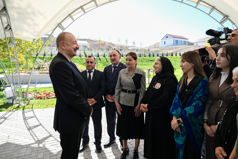 Prezident İlham Əliyev Cəbrayıl rayonunun Horovlu kəndinin sakinlərinə mənzillərin açarlarını təqdim edib<font color='red'> - YENİLƏNƏCƏK</font><font color=red> - FOTOLAR</font>