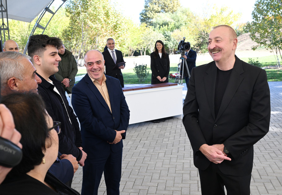 Prezident İlham Əliyev Cəbrayıl rayonunun Horovlu kəndinin sakinlərinə mənzillərin açarlarını təqdim edib<font color='red'> - YENİLƏNƏCƏK</font><font color=red> - FOTOLAR</font>