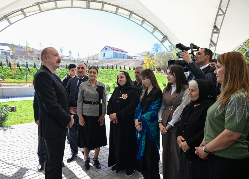 Prezident İlham Əliyev Cəbrayıl rayonunun Horovlu kəndinin sakinlərinə mənzillərin açarlarını təqdim edib<font color='red'> - YENİLƏNƏCƏK</font><font color=red> - FOTOLAR</font>