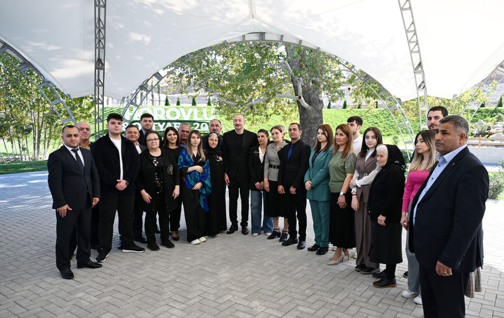 Prezident İlham Əliyev Cəbrayıl rayonunun Horovlu kəndinin sakinlərinə mənzillərin açarlarını təqdim edib<font color='red'> - YENİLƏNƏCƏK</font><font color=red> - FOTOLAR</font>