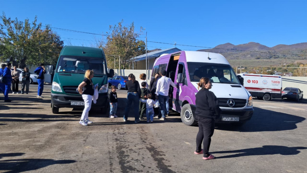 Növbəti köç karvanı Qırımızı Bazar qəsəbəsi və Sos kəndinə çatıb<font color=red> - FOTOLAR</font>