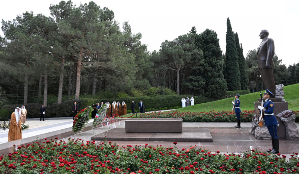 Birləşmiş Ərəb Əmirlikləri Federal Milli Şurasının sədri Fəxri xiyabanı və Şəhidlər xiyabanını ziyarət edib<font color=red> - FOTOLAR</font>