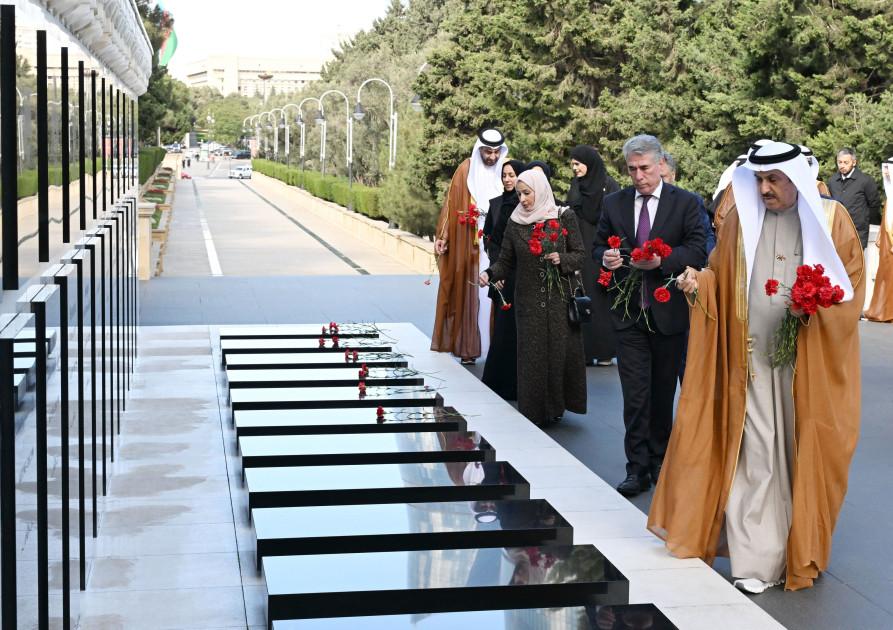 Birləşmiş Ərəb Əmirlikləri Federal Milli Şurasının sədri Fəxri xiyabanı və Şəhidlər xiyabanını ziyarət edib<font color=red> - FOTOLAR</font>