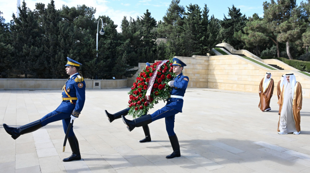 Birləşmiş Ərəb Əmirlikləri Federal Milli Şurasının sədri Fəxri xiyabanı və Şəhidlər xiyabanını ziyarət edib<font color=red> - FOTOLAR</font>