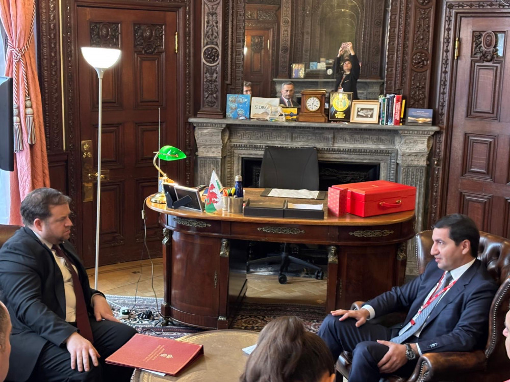 Hikmət Hacıyev Böyük Britaniyanın dövlət naziri ilə görüşüb<font color=red> - FOTOLAR</font>