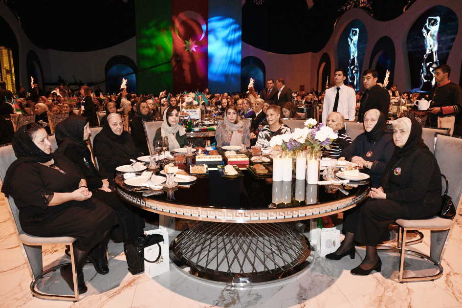 Şəhid analarının iştirakı ilə Vətən müharibəsində Zəfərin 5 illiyinə həsr olunmuş tədbir keçirilib<font color=red> - FOTOLAR</font>