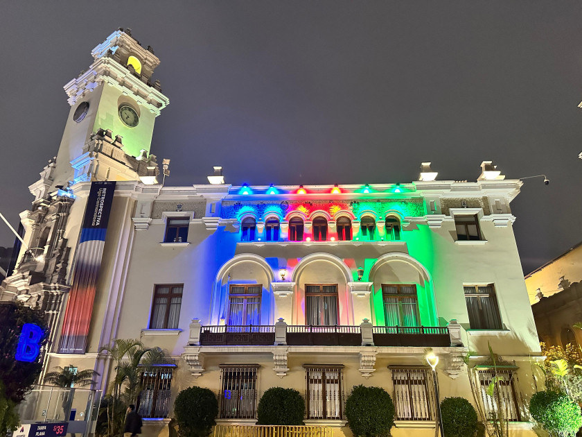 Peruda bələdiyyə binası Azərbaycan Bayrağının rəngləri ilə işıqlandırılıb<font color=red> - FOTOLAR</font>