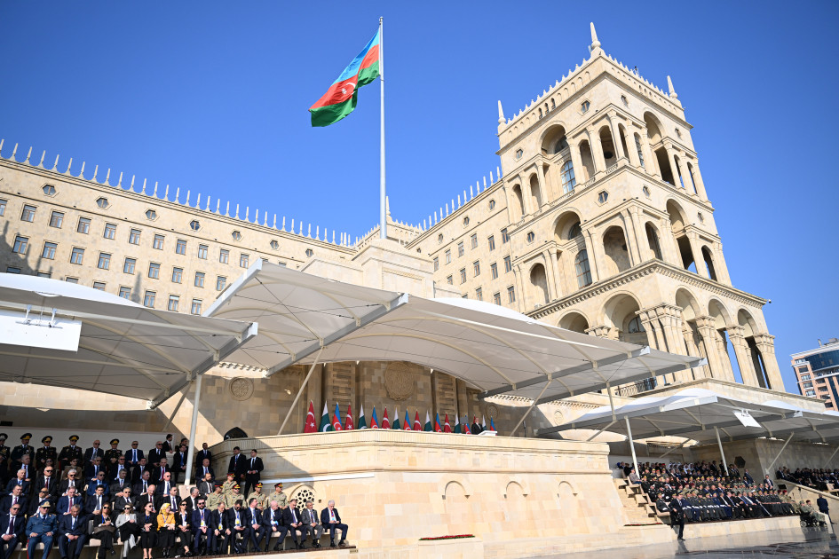 Bakıda Vətən müharibəsində Qələbənin beşinci ildönümünə həsr olunmuş Hərbi parad keçirilir <font color='red'> - YENİLƏNİB 3</font><font color=red> - FOTOLAR</font>