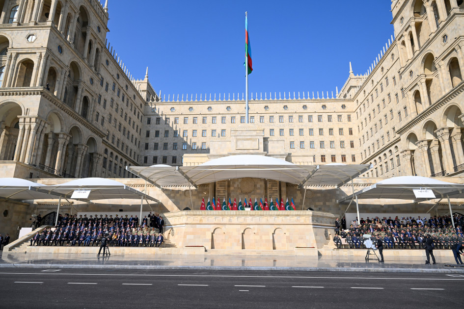 Bakıda Vətən müharibəsində Qələbənin beşinci ildönümünə həsr olunmuş Hərbi parad keçirilir <font color='red'> - YENİLƏNİB 3</font><font color=red> - FOTOLAR</font>