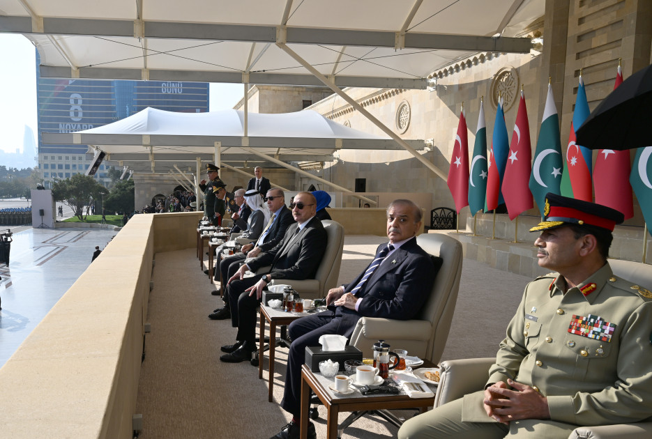 Bakıda Vətən müharibəsində Qələbənin beşinci ildönümünə həsr olunmuş Hərbi parad keçirilir <font color='red'> - YENİLƏNİB 3</font><font color=red> - FOTOLAR</font>