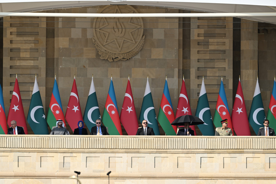 Bakıda Vətən müharibəsində Qələbənin beşinci ildönümünə həsr olunmuş Hərbi parad keçirilir <font color='red'> - YENİLƏNİB 3</font><font color=red> - FOTOLAR</font>