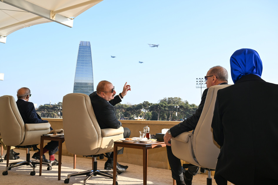 Bakıda Vətən müharibəsində Qələbənin beşinci ildönümünə həsr olunmuş Hərbi parad keçirilir <font color='red'> - YENİLƏNİB 3</font><font color=red> - FOTOLAR</font>