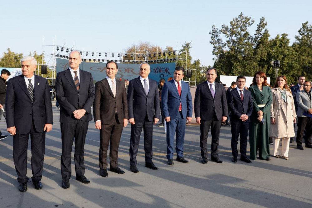 Səlahiyyətli nümayəndə hərbi paradı izləyib, istedadlı uşaqların rəsm sərgisi ilə tanış olub<font color=red> - FOTOLAR</font>