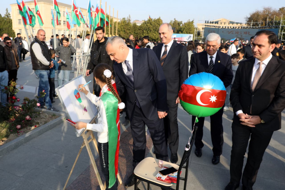 Səlahiyyətli nümayəndə hərbi paradı izləyib, istedadlı uşaqların rəsm sərgisi ilə tanış olub<font color=red> - FOTOLAR</font>