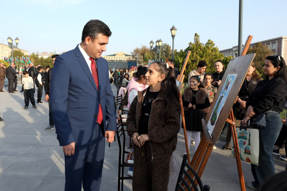 Səlahiyyətli nümayəndə hərbi paradı izləyib, istedadlı uşaqların rəsm sərgisi ilə tanış olub<font color=red> - FOTOLAR</font>