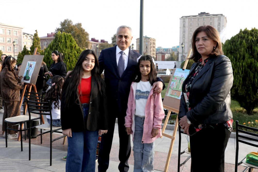 Səlahiyyətli nümayəndə hərbi paradı izləyib, istedadlı uşaqların rəsm sərgisi ilə tanış olub<font color=red> - FOTOLAR</font>