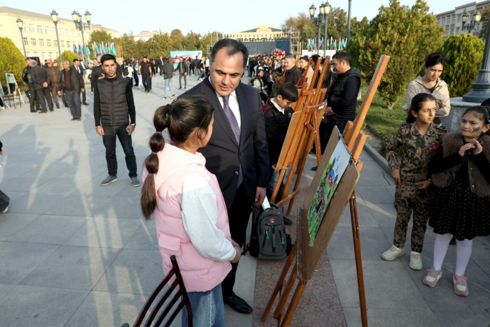 Səlahiyyətli nümayəndə hərbi paradı izləyib, istedadlı uşaqların rəsm sərgisi ilə tanış olub<font color=red> - FOTOLAR</font>