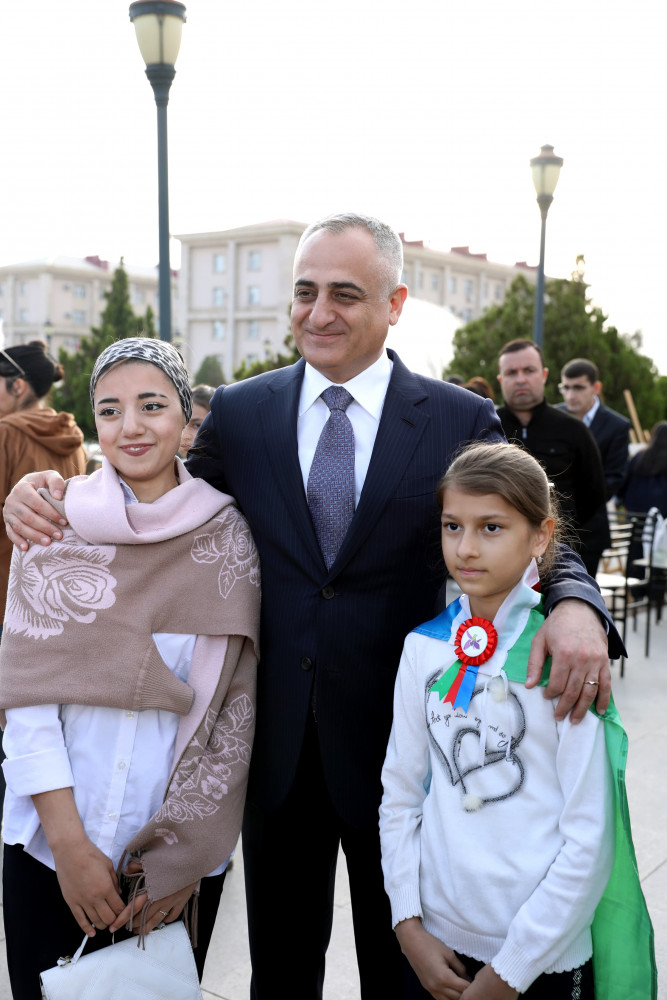 Səlahiyyətli nümayəndə hərbi paradı izləyib, istedadlı uşaqların rəsm sərgisi ilə tanış olub<font color=red> - FOTOLAR</font>