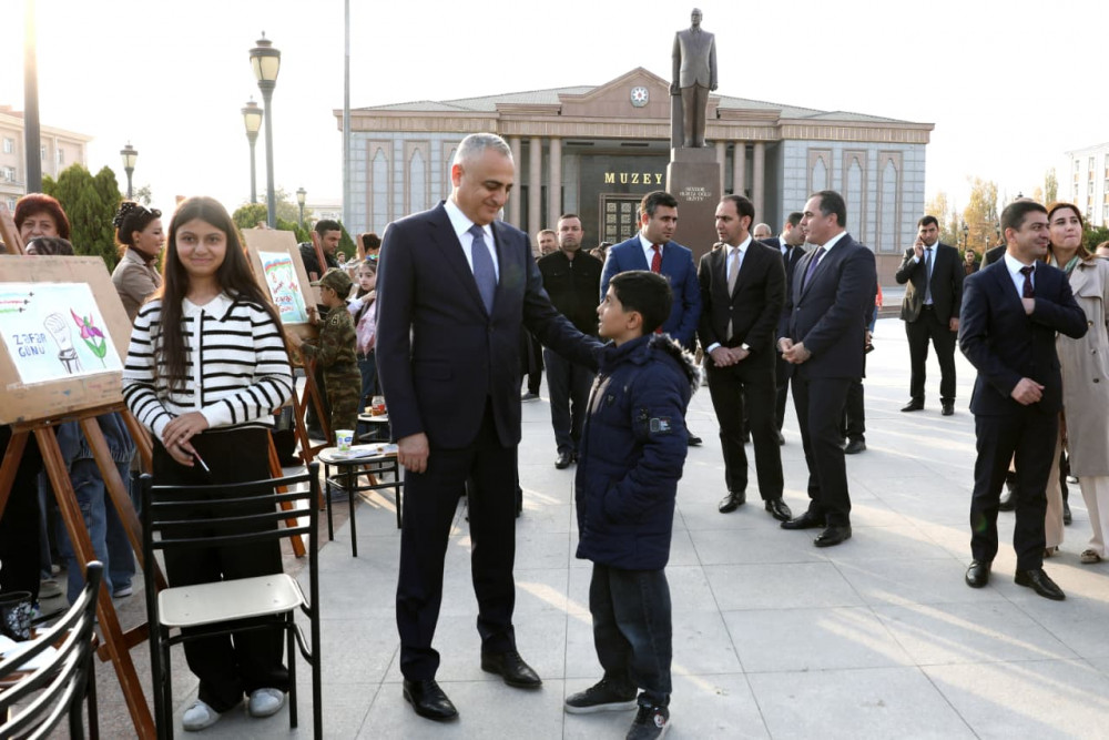 Səlahiyyətli nümayəndə hərbi paradı izləyib, istedadlı uşaqların rəsm sərgisi ilə tanış olub<font color=red> - FOTOLAR</font>