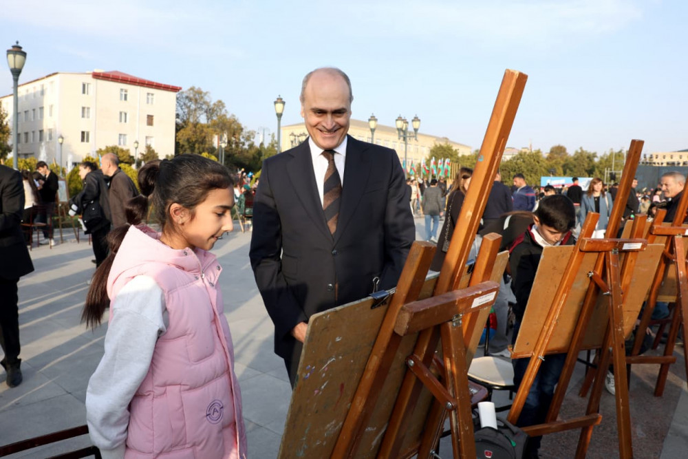 Səlahiyyətli nümayəndə hərbi paradı izləyib, istedadlı uşaqların rəsm sərgisi ilə tanış olub<font color=red> - FOTOLAR</font>