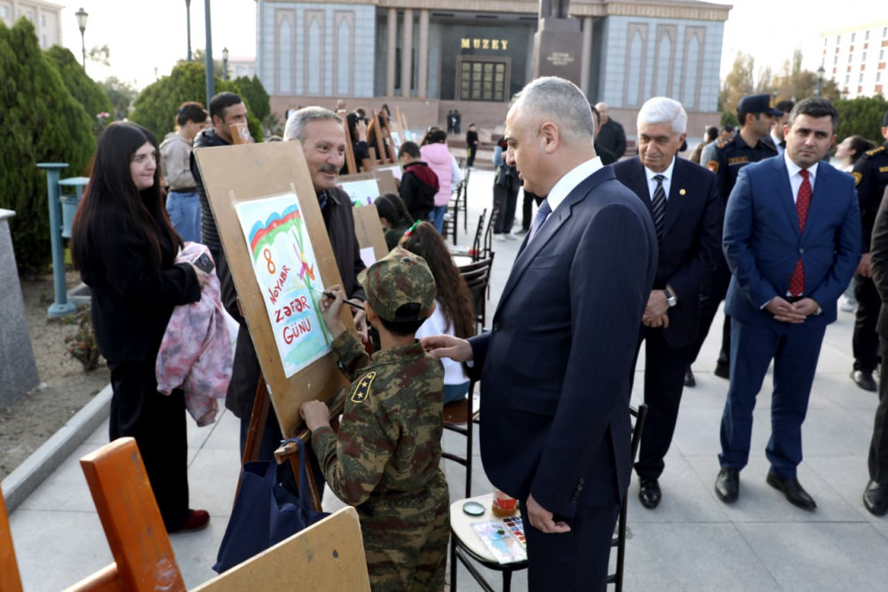 Səlahiyyətli nümayəndə hərbi paradı izləyib, istedadlı uşaqların rəsm sərgisi ilə tanış olub<font color=red> - FOTOLAR</font>
