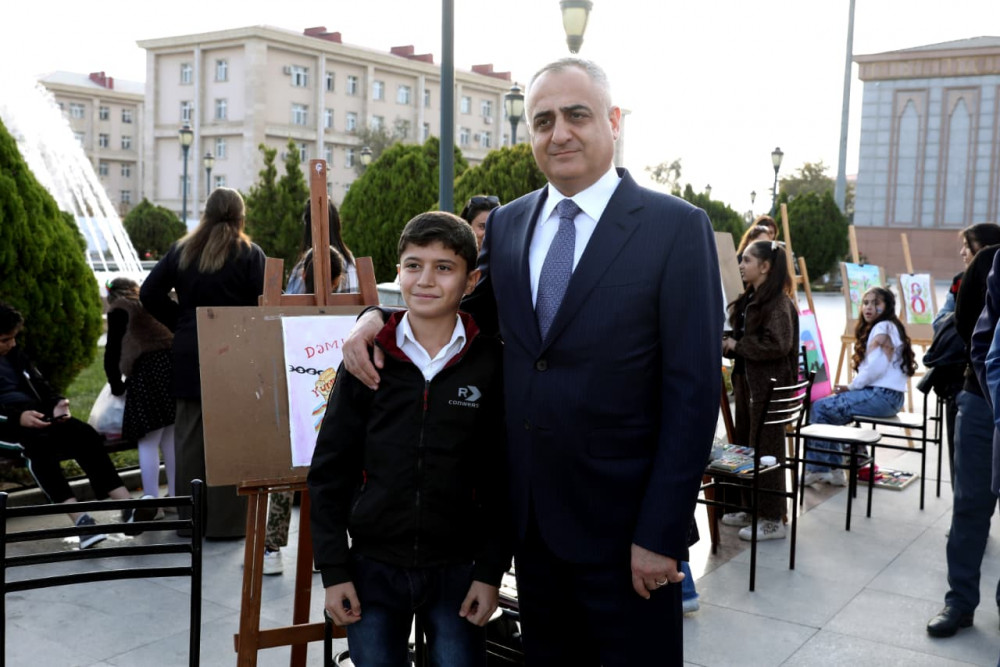 Səlahiyyətli nümayəndə hərbi paradı izləyib, istedadlı uşaqların rəsm sərgisi ilə tanış olub<font color=red> - FOTOLAR</font>