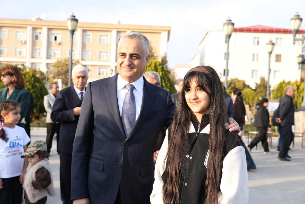 Səlahiyyətli nümayəndə hərbi paradı izləyib, istedadlı uşaqların rəsm sərgisi ilə tanış olub<font color=red> - FOTOLAR</font>