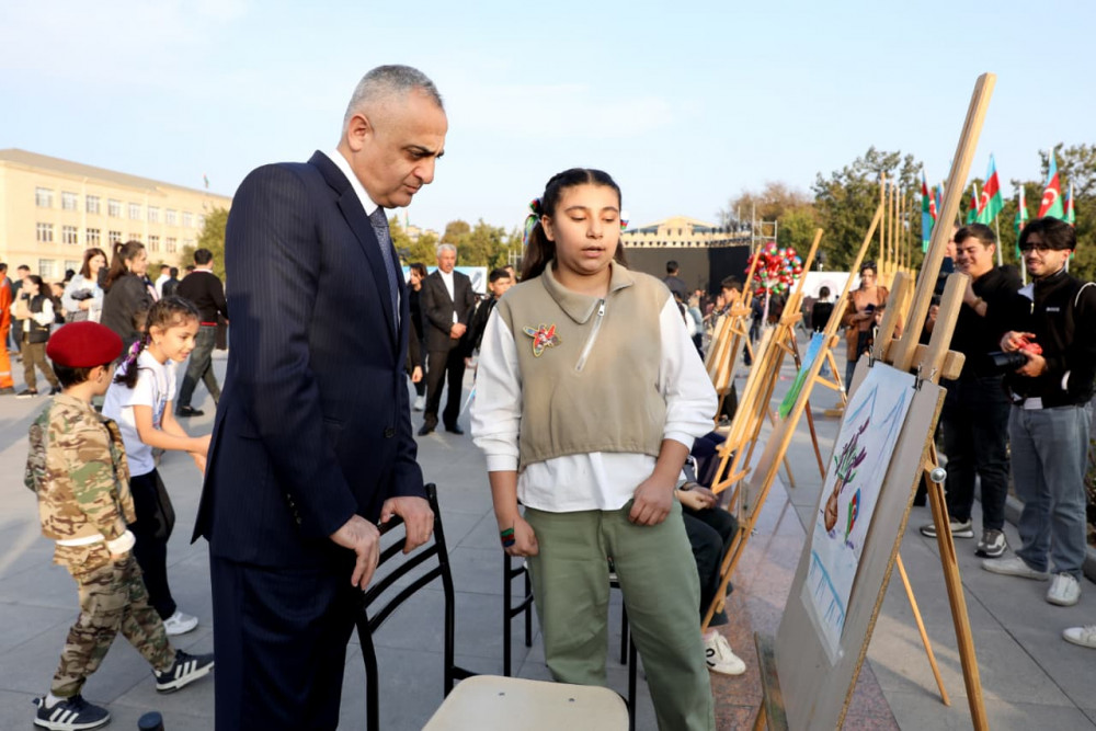 Səlahiyyətli nümayəndə hərbi paradı izləyib, istedadlı uşaqların rəsm sərgisi ilə tanış olub<font color=red> - FOTOLAR</font>