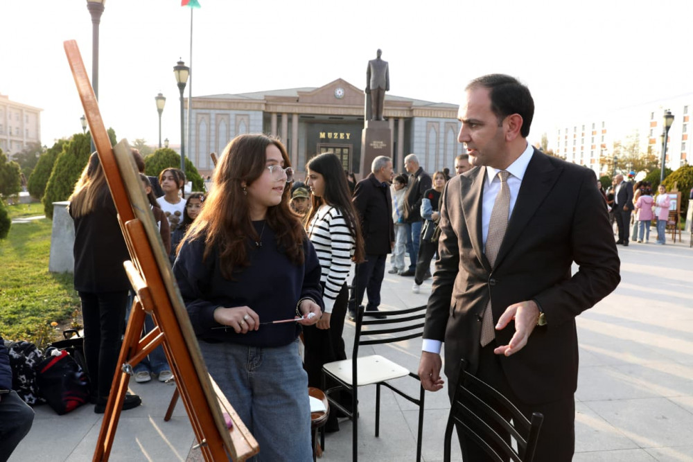 Səlahiyyətli nümayəndə hərbi paradı izləyib, istedadlı uşaqların rəsm sərgisi ilə tanış olub<font color=red> - FOTOLAR</font>