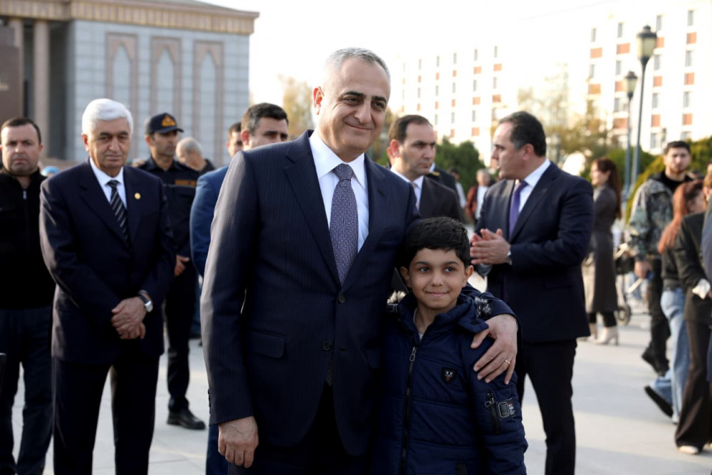 Səlahiyyətli nümayəndə hərbi paradı izləyib, istedadlı uşaqların rəsm sərgisi ilə tanış olub<font color=red> - FOTOLAR</font>