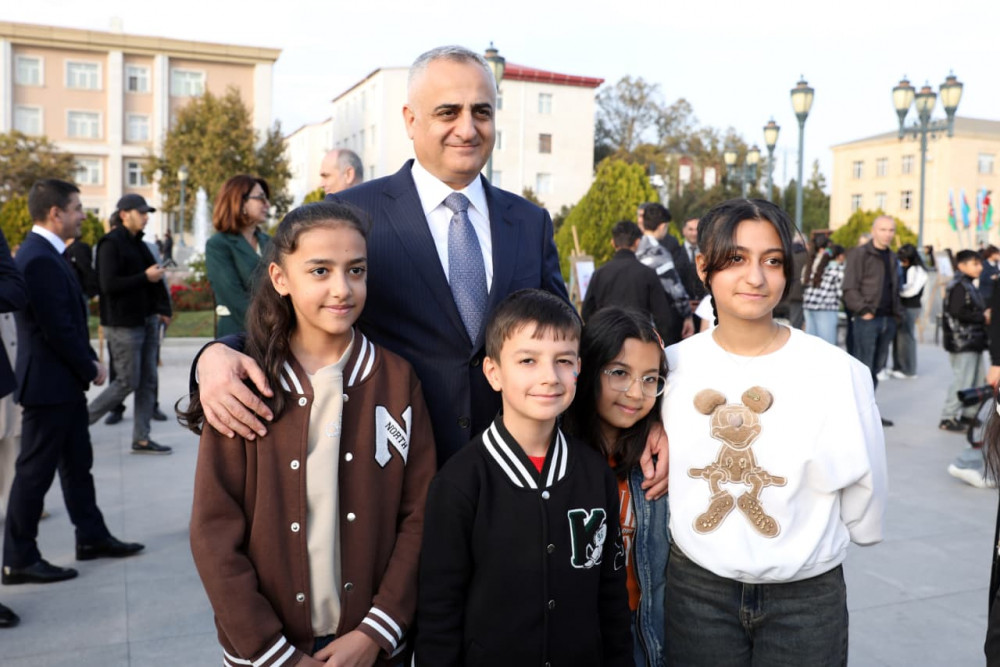 Səlahiyyətli nümayəndə hərbi paradı izləyib, istedadlı uşaqların rəsm sərgisi ilə tanış olub<font color=red> - FOTOLAR</font>