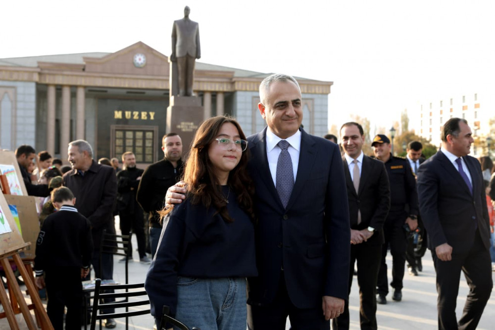 Səlahiyyətli nümayəndə hərbi paradı izləyib, istedadlı uşaqların rəsm sərgisi ilə tanış olub<font color=red> - FOTOLAR</font>