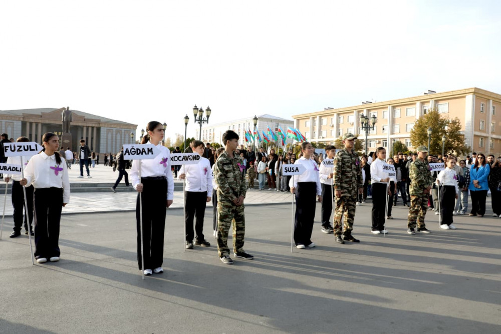 Səlahiyyətli nümayəndə hərbi paradı izləyib, istedadlı uşaqların rəsm sərgisi ilə tanış olub<font color=red> - FOTOLAR</font>