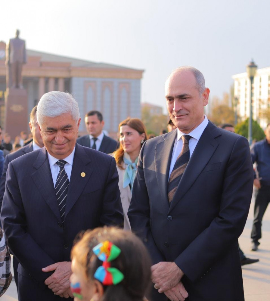 Səlahiyyətli nümayəndə hərbi paradı izləyib, istedadlı uşaqların rəsm sərgisi ilə tanış olub<font color=red> - FOTOLAR</font>