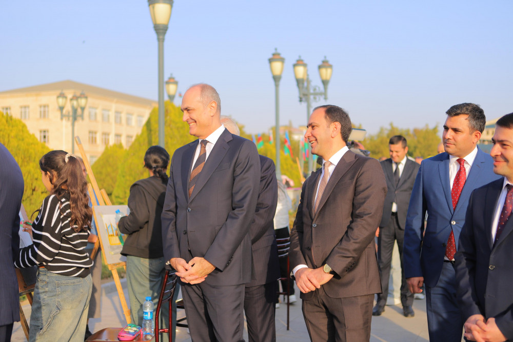 Səlahiyyətli nümayəndə hərbi paradı izləyib, istedadlı uşaqların rəsm sərgisi ilə tanış olub<font color=red> - FOTOLAR</font>