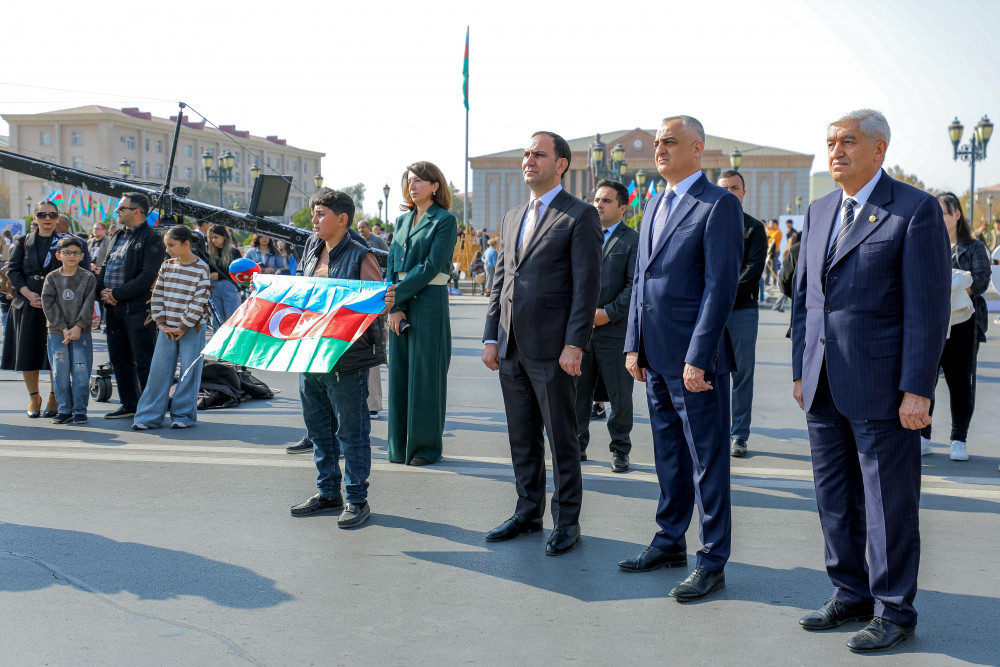 Səlahiyyətli nümayəndə hərbi paradı izləyib, istedadlı uşaqların rəsm sərgisi ilə tanış olub<font color=red> - FOTOLAR</font>