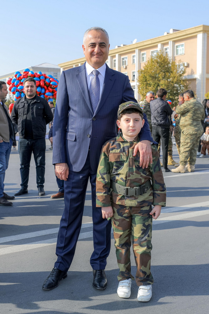 Səlahiyyətli nümayəndə hərbi paradı izləyib, istedadlı uşaqların rəsm sərgisi ilə tanış olub<font color=red> - FOTOLAR</font>